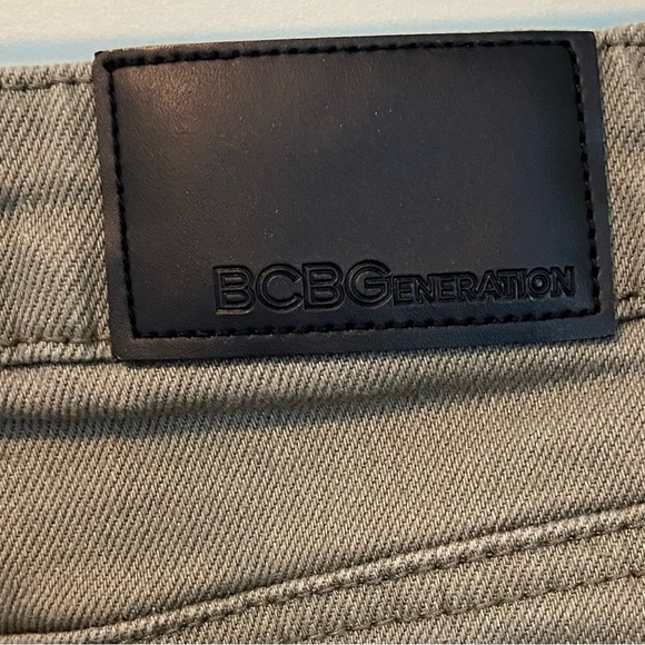 BCBGeneration Green A-Line cargo skirt with slit in the front. - Picture 4 of 7